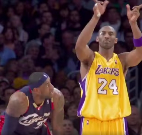 虎扑体育-詹姆斯怀念科比：他比划手势耍得我一愣一愣 但那其实是拉开单干